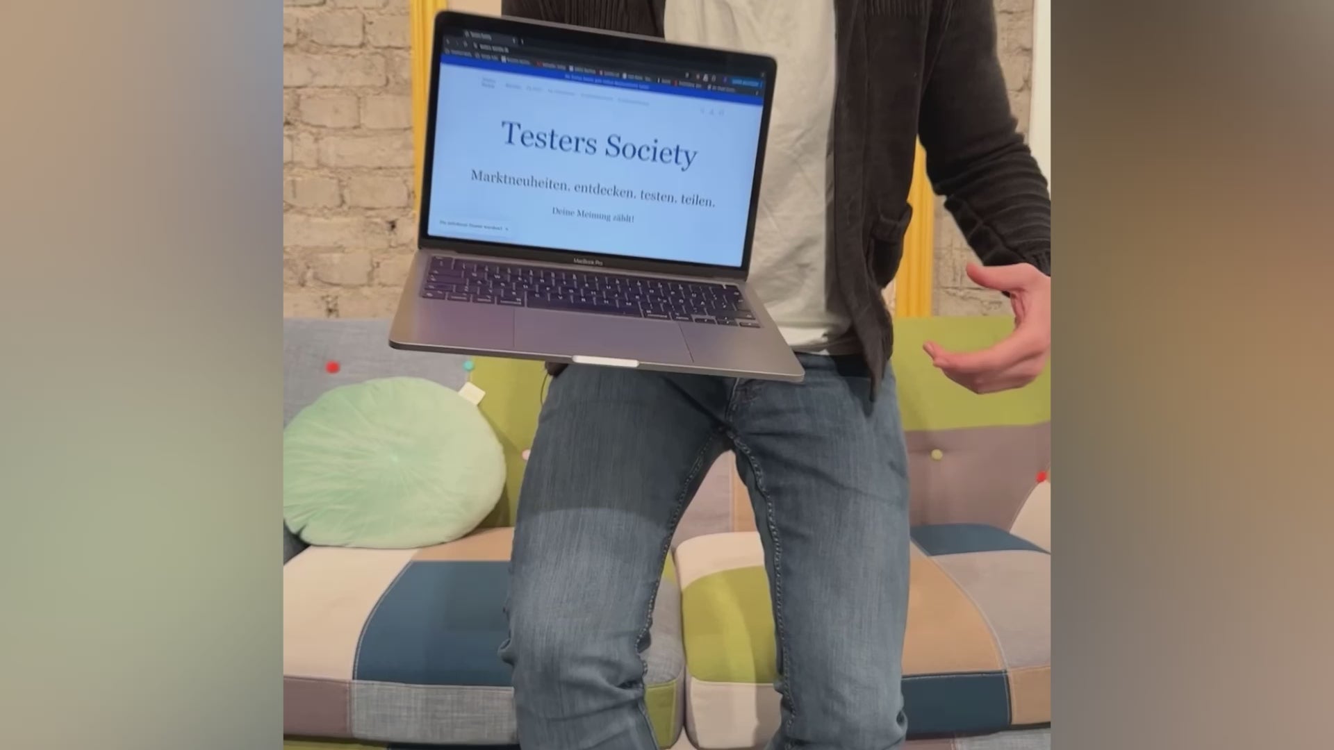 Video laden: Produktboxen mit kostenlosen Markneuheiten für interessierte Tester. Wenn du auch du gerne gratis Produkte erhalten möchtest und mit deiner Meinung aktiv dazu beitragen willst, dass die Produkte besser werden, dann bist du hier genau richtig! Für Pioniere wie dich haben wir mit unseren Testboxen genau das richtige!